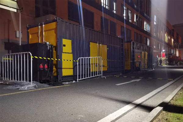 安多柴油发电机组的输出电压是如何调节的？